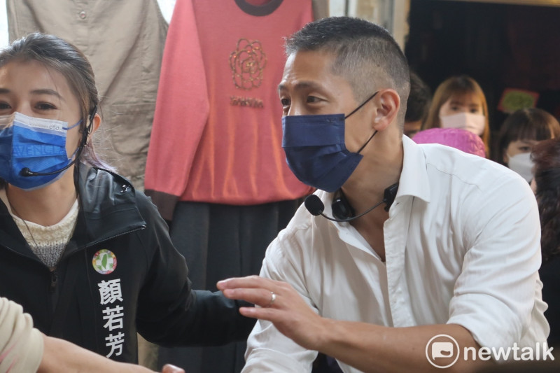 民進黨台北市第三選區立委補選候選人吳怡農到松山市場拜票。   圖：林朝億/攝
