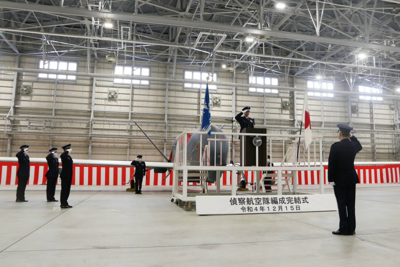 日本RQ-4B「全球鷹」無人機偵察中隊15日在青森縣三澤基地新編成軍。   圖：翻攝@JASDF_PAO推特