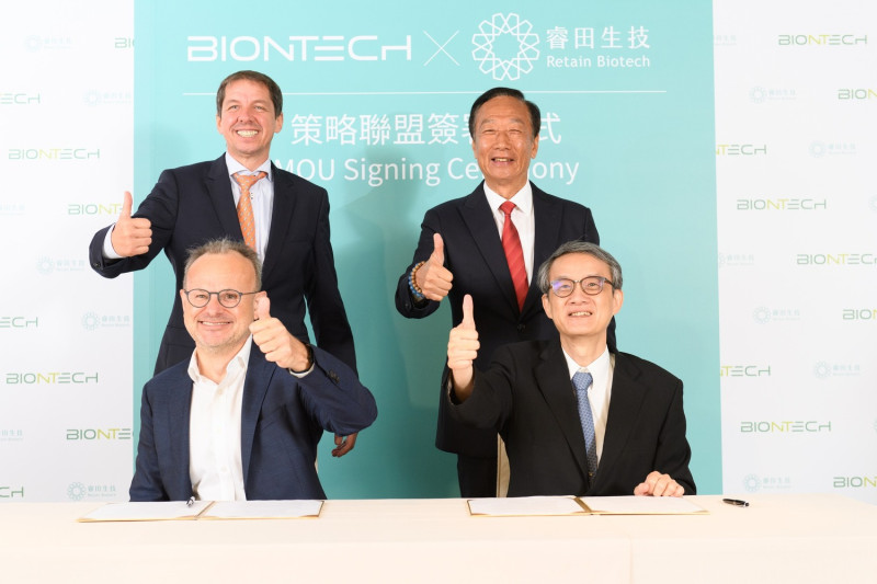 BNT團隊在台灣與永齡健康基金會長期支持的睿田生技簽署合作備忘錄。   圖：翻攝郭台銘臉書