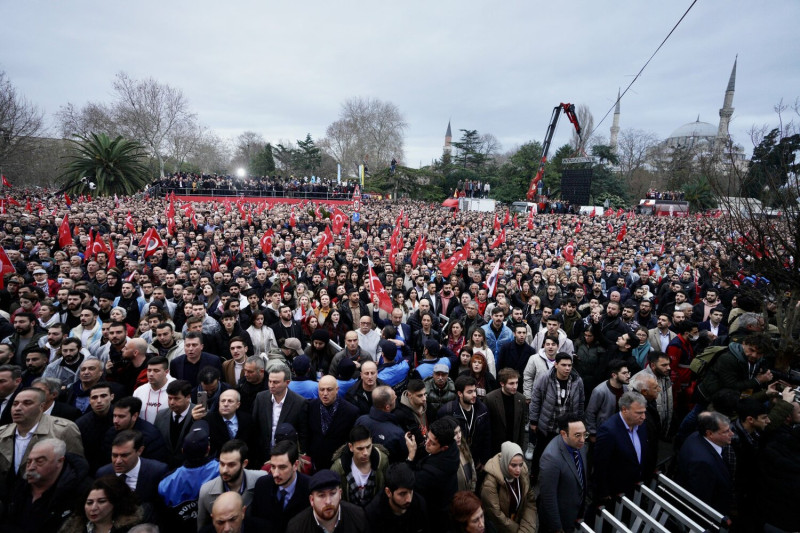 土耳其群眾示威抗議伊斯坦堡市長遭定罪   圖：翻攝自伊斯坦堡市長伊瑪莫魯推特