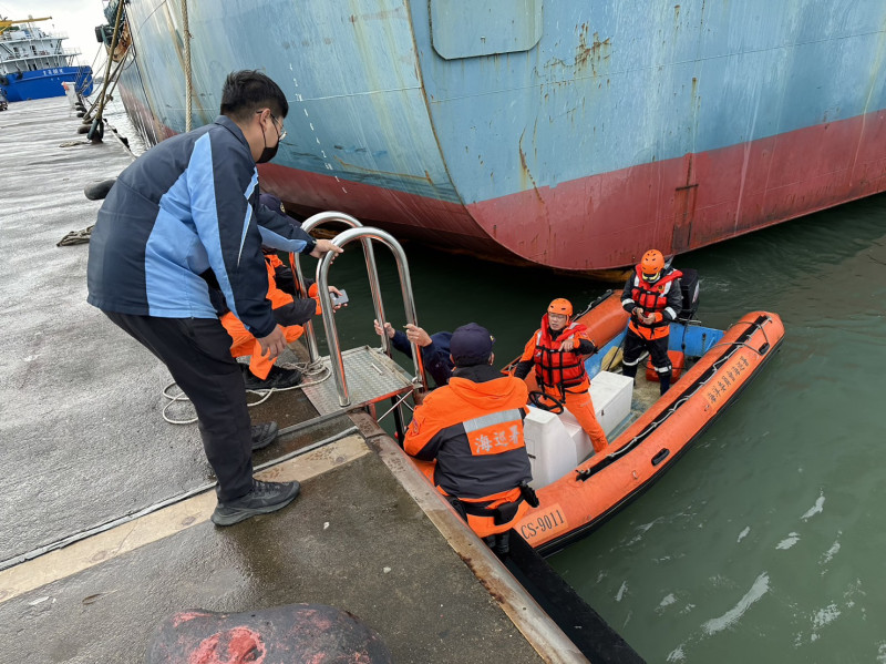 高市消防局及海巡署協助救援學生上岸   圖：高雄市消防局/提供