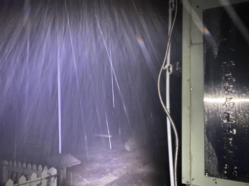 氣象局玉山氣象站晚間18時50分出現冰霰，雨勢夾冰霰，約短暫出現15分鐘後，晚間19時05分冰霰結束轉雨。   圖：中央氣象局提供