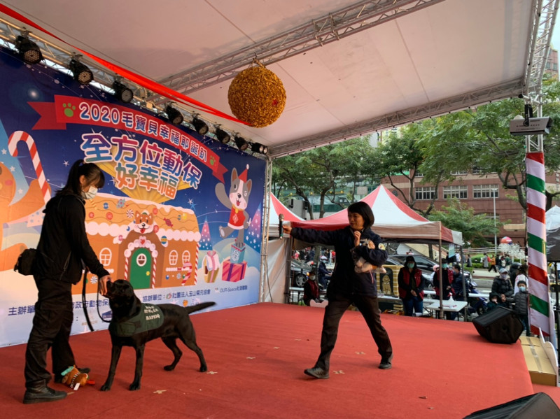 防檢局護國神犬─檢疫犬當天將上台示範靈敏專業嗅覺。   圖：新北市動保處提供