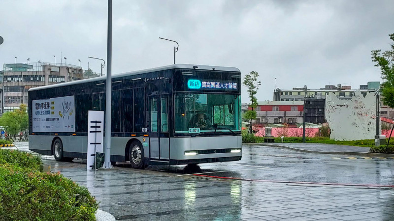 「2023電動車產業校際人才交流論壇」安排電動巴士MODEL T，提供捷運新店站到寶高園區之間的交通接駁。   圖：新北市經發局提供