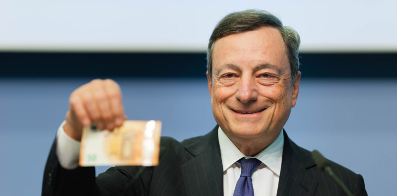 歐洲央行行長德吉拉展示新版50歐元紙鈔，即日起在歐元區的19個國家開始使用。   圖：翻攝歐洲央行官網