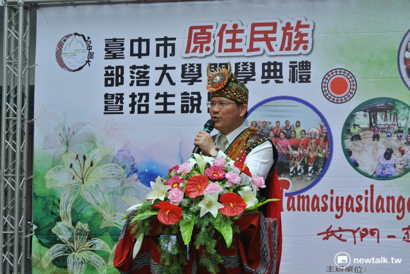 台中市長林佳龍著魯凱族服裝以校長身分主持開學典禮。   圖:唐復年/攝。