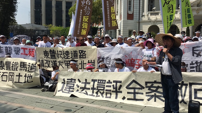 反對開發東豐快的自救會在會場外持標語抗議。   圖：反拆遷自救會提供