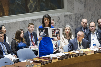 美國駐聯合國大使海利（中）在聯合國秀出敍利亞遭受毒氣攻擊的照片，譴責俄羅斯要為此事負責。   圖：翻攝聯合國官網/Rick Bajornas