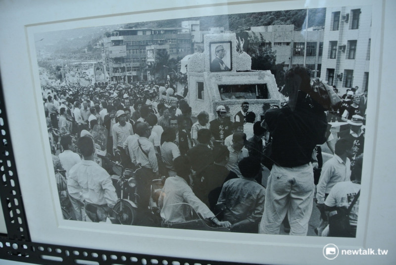 言論自由日是為悼念鄭南榕，這張照片是鄭南榕出殯時拍攝的，正在彰化縣美術館展出。   圖：唐復年/攝。