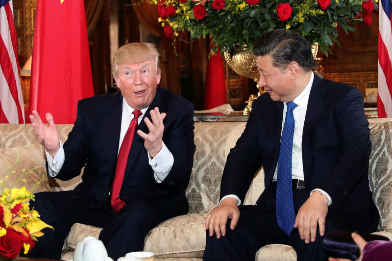 美國總統川普（左）6日在佛州馬阿拉哥俱樂部，正式與中國國家主席習近平會面，備受矚目的川習會正式展開。   圖：達志影像/路透社