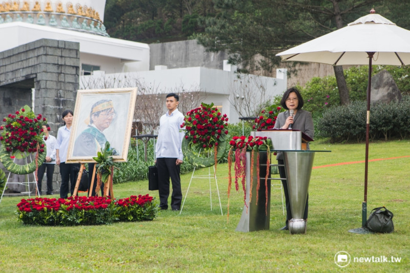 蔡英文總統7日在金寶山「鄭南榕殉道28週年紀念追思活動」中致詞。   圖:陳宣如/攝。