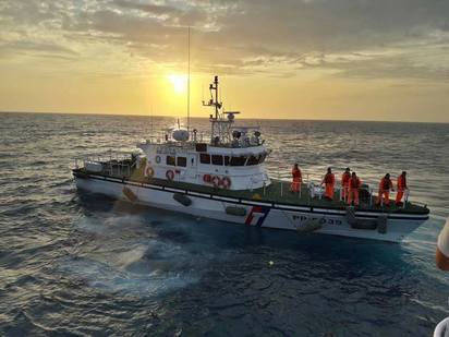 海巡隊前往救援受困的旅客。   圖:翻攝自爆料公社。