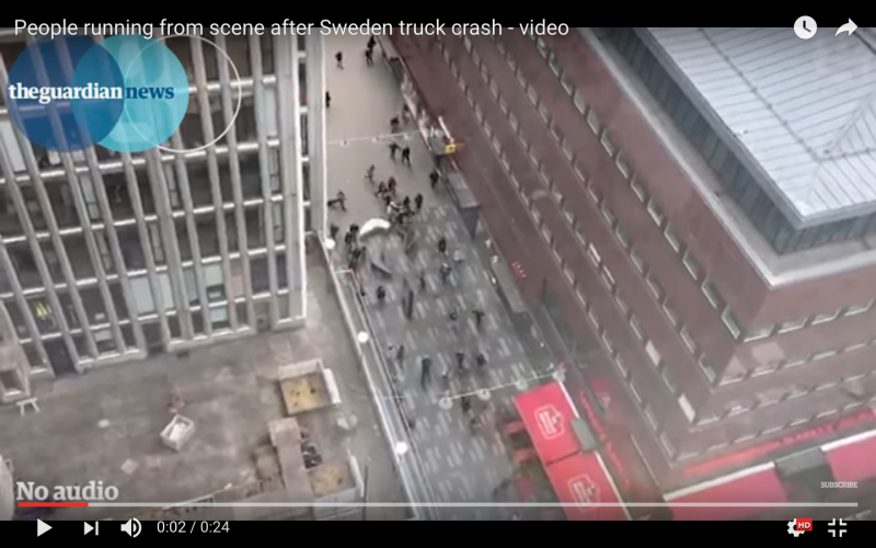 卡車在購物街衝撞時，民眾驚慌逃竄。   圖：翻攝自網路影片