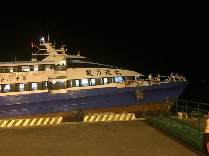 擱淺的「凱旋3號」交通船夜間被拖回港區。   圖：嘉義縣政府提供