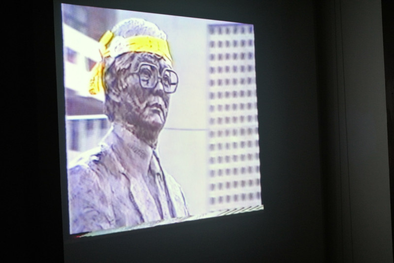《自由時代》紀錄片中鄭南榕的塑像。   圖：唐復年／攝