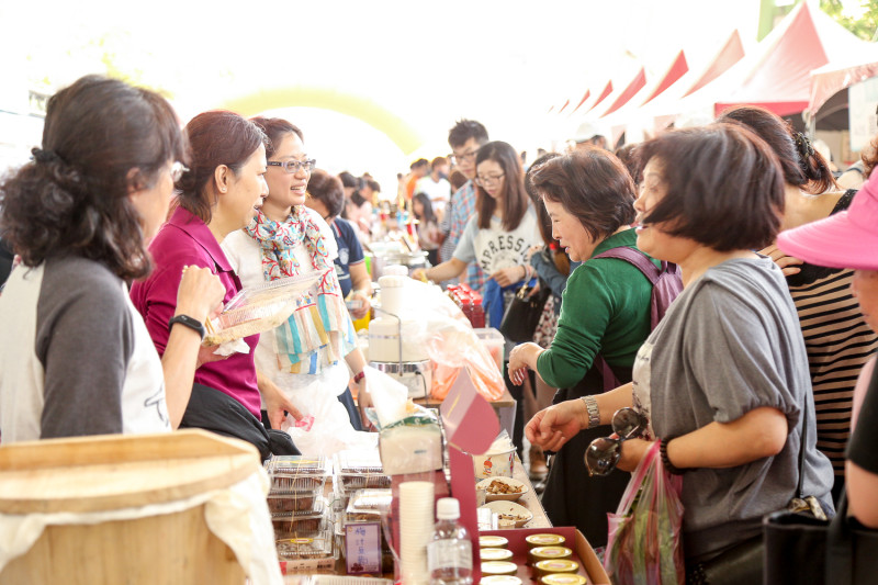 許多民眾趁著周末到花博公園體驗台北傳統市場的魅力，市場處將於5月再推心旅行，邀請民眾走進市場。   圖：台北市政府提供