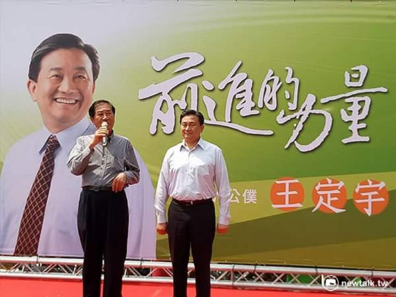 民進黨立委王定宇在前台南縣長陳唐山的陪同下宣布投入下屆台南市長選舉黨內初選。   圖：黃博郎攝