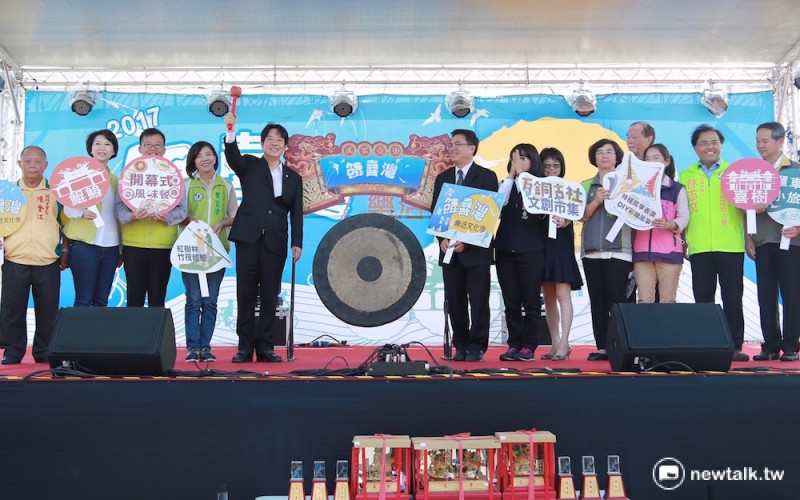 台南市長賴清德三擊銅鑼宣告鯤鯓、喜樹及灣裡的精彩活動正式開跑。   圖：黃博郎攝
