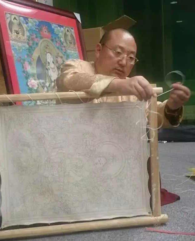 洛桑龍達上師，以清淨心、慈悲心，準備唐卡畫布，謹慎細密完成所有的製作過程。   圖：世界宗教博物館提供