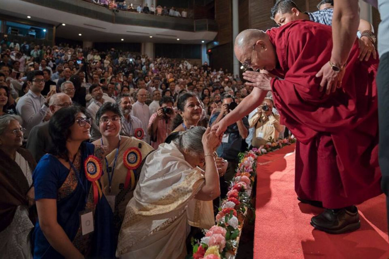 現任達賴喇嘛（右）造訪印度東北部阿魯納恰爾邦，提到自己轉世問題。   圖：翻攝達賴喇嘛臉書