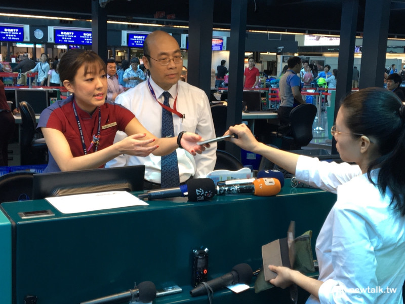 李凈瑜女士正在詢問航空公司台胞證被註銷一事。   圖：鍾孟軒/攝
