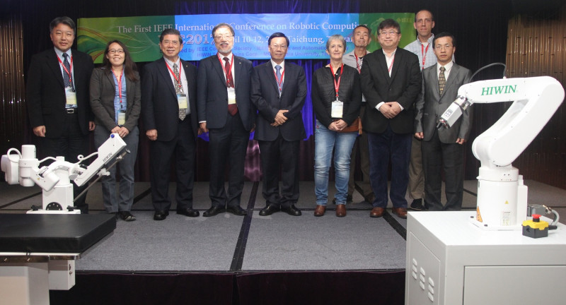 2017 IEEE機器人運算國際會議，台大電機系終身特聘教授羅仁權（左三）、亞洲大學校長蔡進發（左五）與多位國際學者合影，台前為上銀科技展示的關節式機器手臂。   圖：亞洲大學提供。