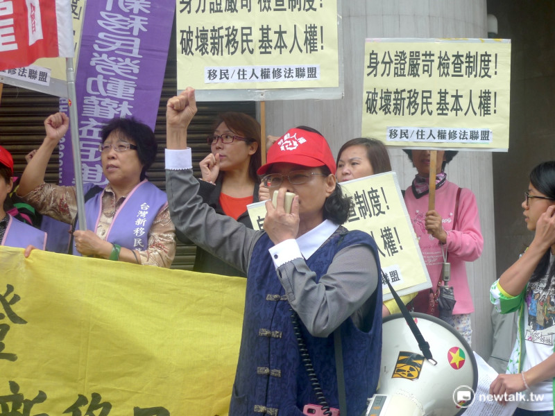 勞動人權協會執行長王娟萍痛批認定辦法是「無菌身分證」。   圖：汪少凡／攝