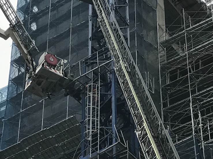 台中工地意外，天車載送工人時失速，1死2傷。   圖：台中市消防局提供。