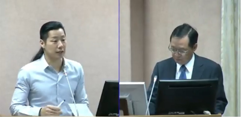 時代力量立委林昶佐(左)今天在外交國防委員會針對李明哲「被失蹤」事件，質詢陸委會副主委林正義。   圖：翻攝YouTube