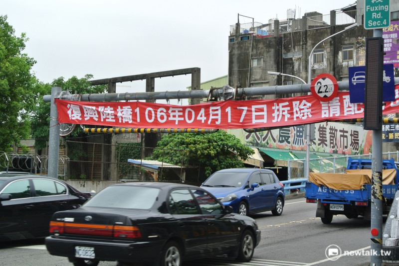 台中市復興陸橋確定4月17日拆除。   唐復年/攝。