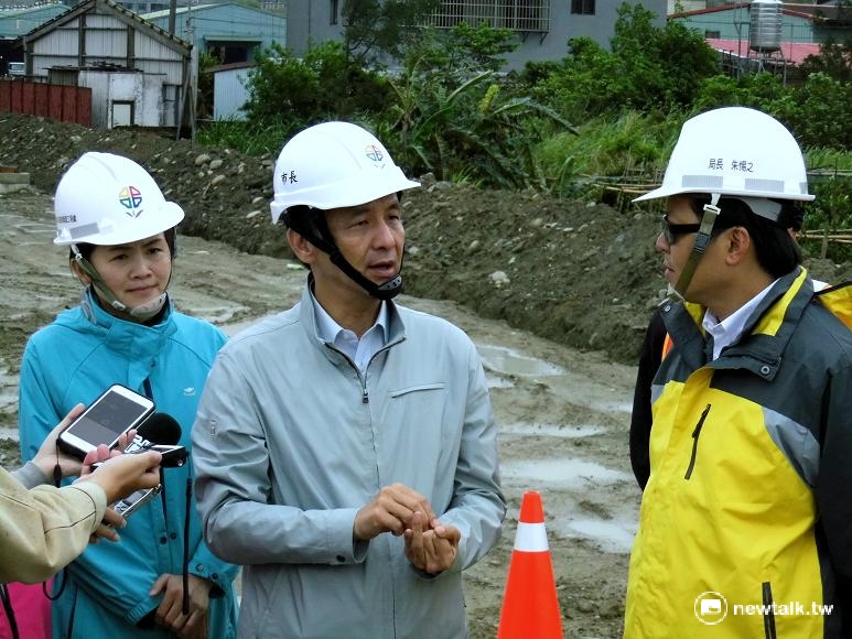 新北市長朱立倫12日前往三鶯地區視察新建的三鶯二橋。   圖:新北市工務局提供。