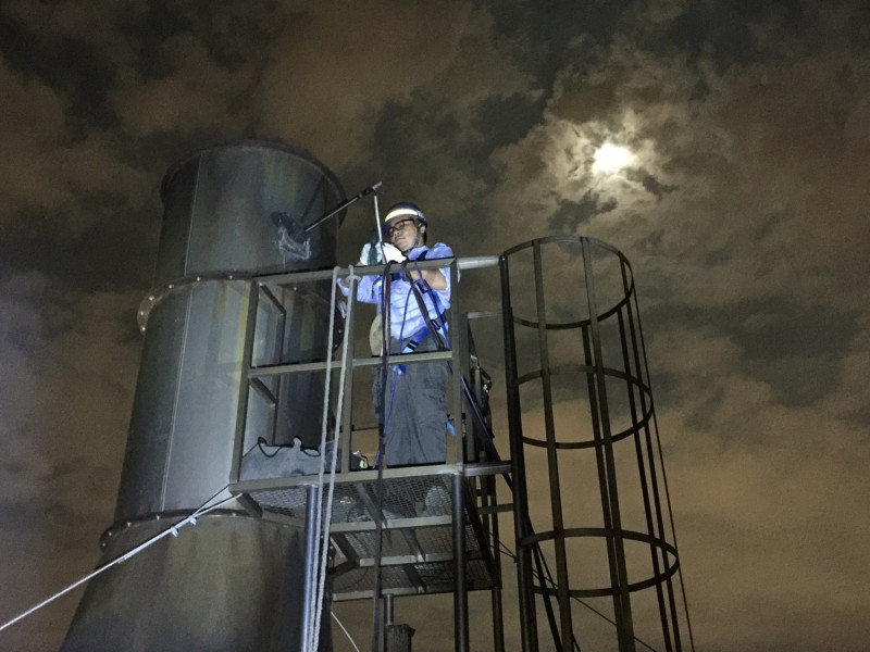 台中市環保局人員夜間偵測汙染情形。   圖：台中市環保局提供。