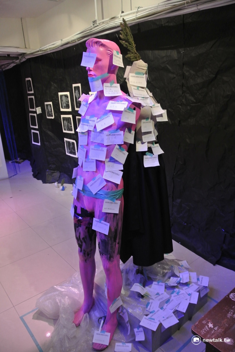 這件作品想讓觀眾回答對男生穿裙子的想法。   圖：唐復年/攝。