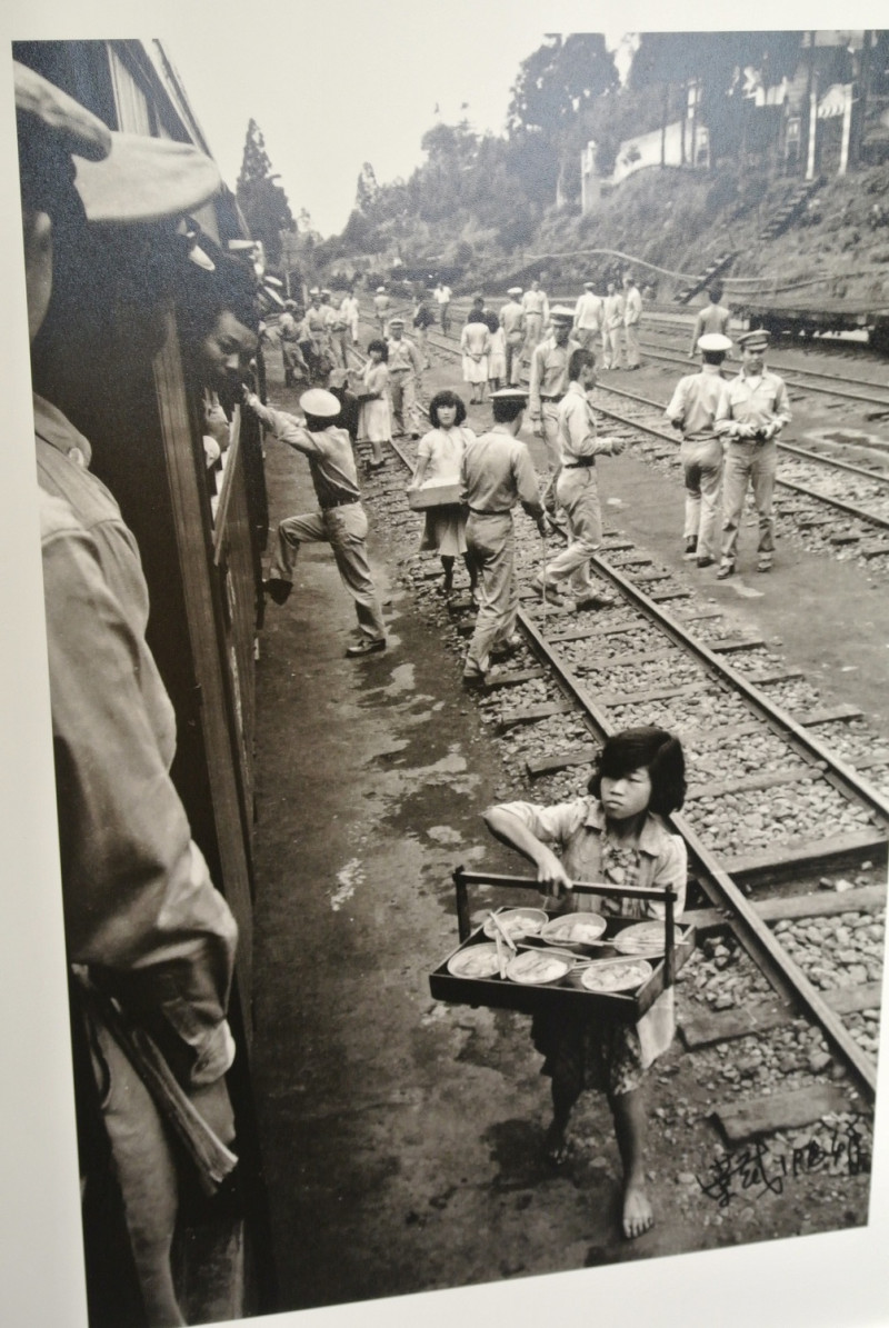 小女孩在火車站賣麵。   翻攝自葉裁作品。