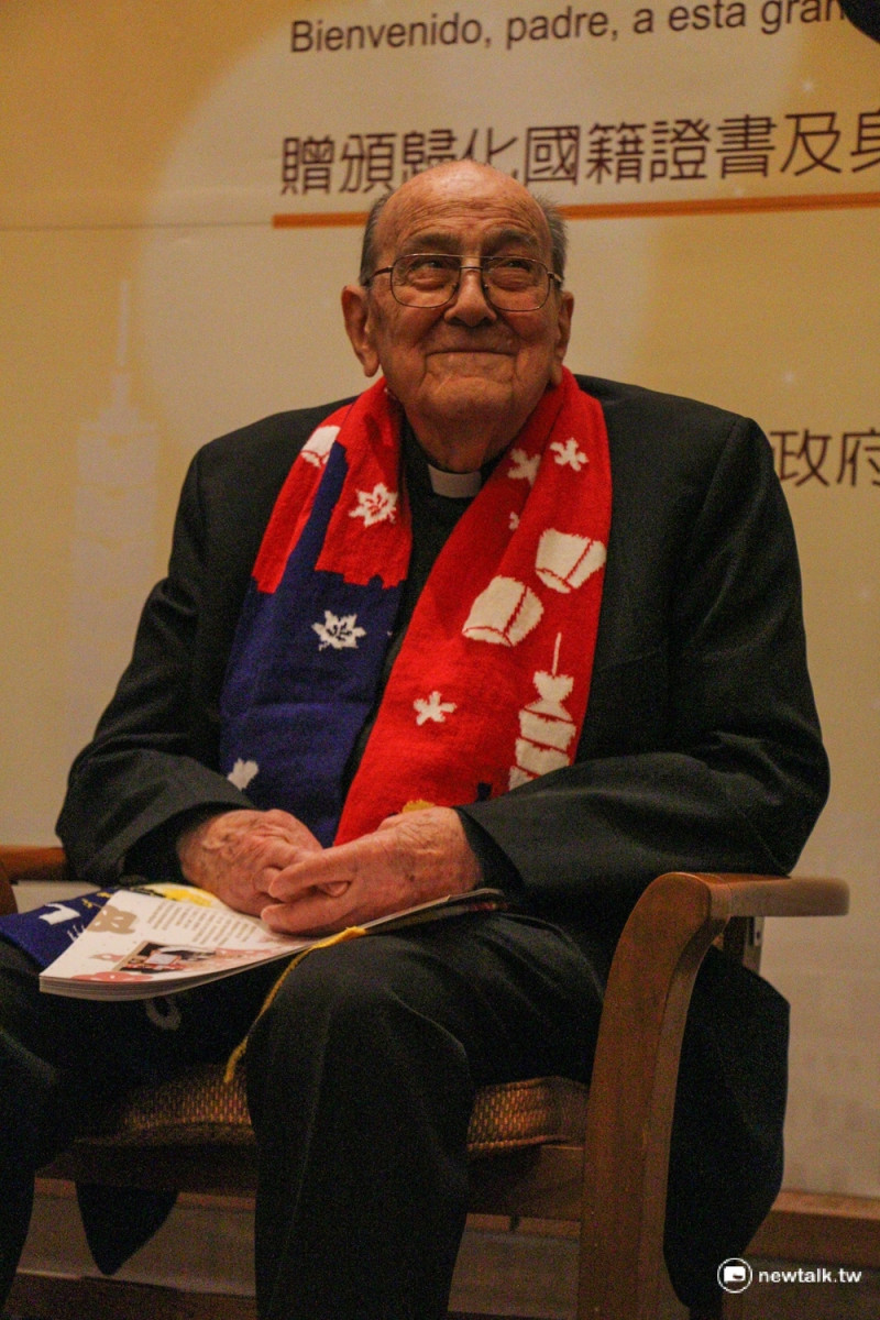 賴甘霖今年已屆101歲高齡、來台48年，今天成為「正港台灣人」。   圖：呂晏慈攝