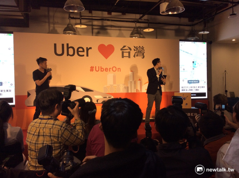Uber即日起重新進入台灣市場，台灣區總經理顧立楷在記者會上親自示範，使用的是即時報價的模式，業者直接依照車程、路況與時段來報價，跟過去的計算里程數的方式不太一樣，這種服務方式很像過去向租賃業者叫車的服務。   程士華/攝