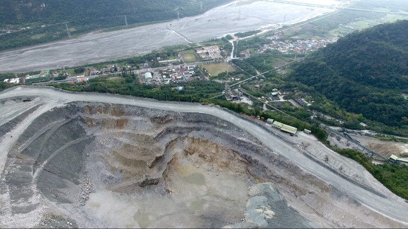 亞泥新城山礦場越挖越深，徐旭東卻回應說「挖深可養魚」。   圖：地球公民基金會提供。