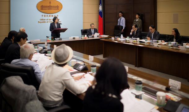總統蔡英文（站者左）10日主持「司改國是會議籌備委員會」第六次會議。   圖：總統府提供