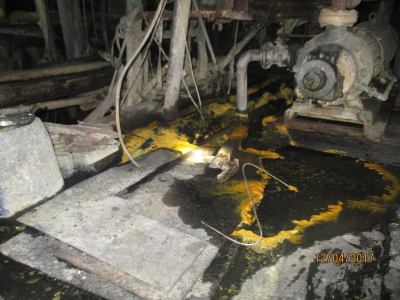 嘉義縣環保局查獲造紙工廠深夜偷排黃褐色廢水。   圖：嘉義縣政府提供