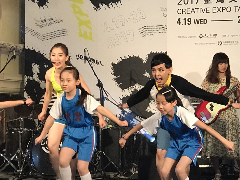 除穿搭外，黃子佼也在現場與小朋友熱力表演，模樣相當逗趣。   圖：翻攝自台灣文博會臉書