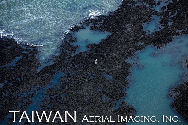 這張桃園藻礁空拍圖，是《看見台灣》紀錄片裡的影像，讓人驚艷的是這裡的生物礁不是一般熱帶海洋常見的珊瑚礁，而是藻類造的礁體。   圖：台灣阿布電影
