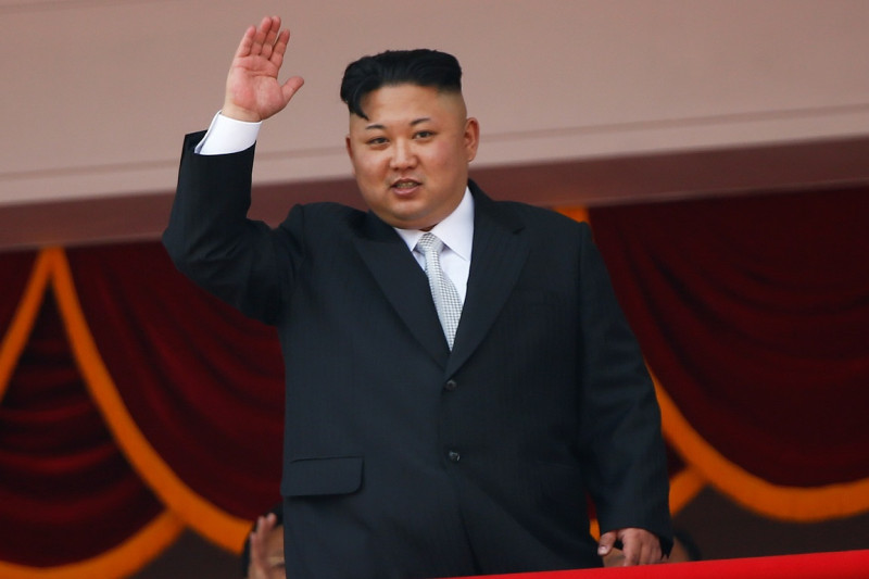 朝鮮太陽節閱兵式由朝鮮中央電視台進行現場直播，第三代獨裁者金正恩登上主席台後廣場軍民一片歡呼聲，金正恩也面帶微笑鼓掌，向台下揮手示意。   圖：路透社