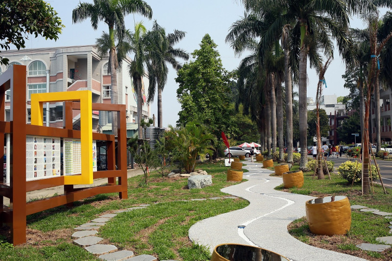 嘉義高中內的旭陵文學步道，是嘉義地區重要的文學地景。   圖：嘉義市政府提供
