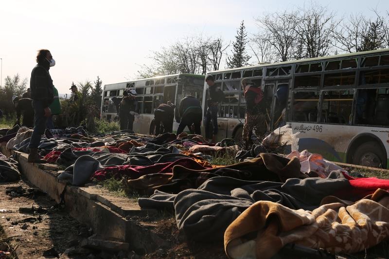自殺汽車炸彈15日攻擊從被圍困的敘利亞政府軍掌控兩城鎮撤離居民的巴士車隊，美聯社引述反抗陣營救難單位表示，至少100人喪生。   圖：安納杜魯新聞社提供