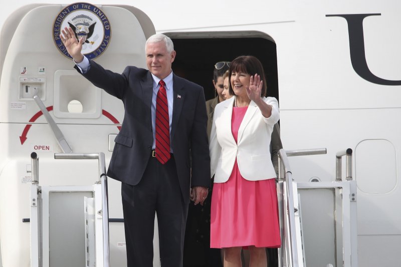 美國副總統彭斯偕其夫人下午抵達韓國訪問，表現對盟友的支持。   圖：達志影像/美聯社
