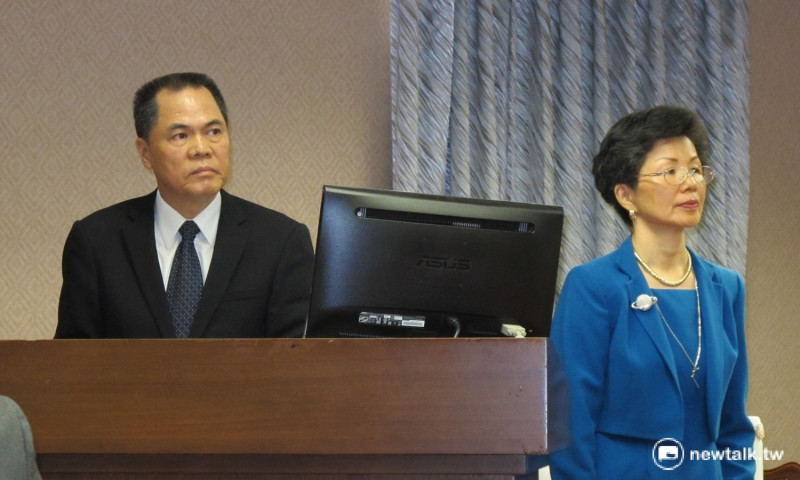 國安局副局長周美伍（左）與陸委會主委張小月17日前往立法院內政委員會備詢。   圖：林朝億/攝