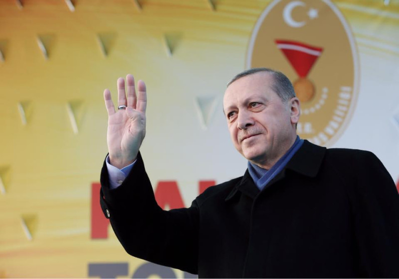 土耳其總統艾爾段推動修憲公投，擴張總統權限。公投在16日結束，贊成者以51%小勝。   圖：翻攝艾爾段臉書。
