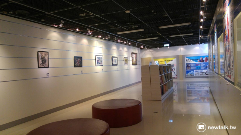 現場除鋼普拉的展出外，牆上也掛有許多台灣藝術家的相關創作。   圖：桃園市立圖書館提供