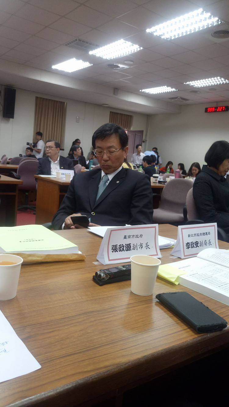 台南市副市長張政源上台表示，台南鐵路並沒有東移。   圖：反南鐵東移自救會會長陳致曉/提供