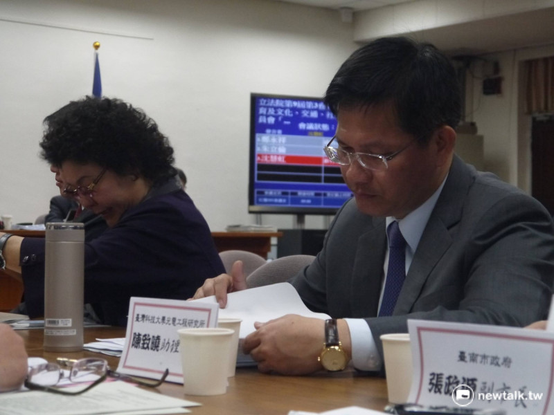高雄市長陳菊與台中市長林佳龍正在閱讀資料。   圖：鍾孟軒/攝